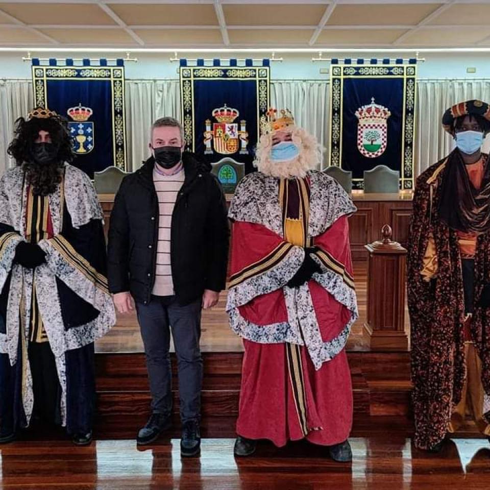 O Alcalde recibe ás Súas Maxestades de Oriente no Salón de Plenos