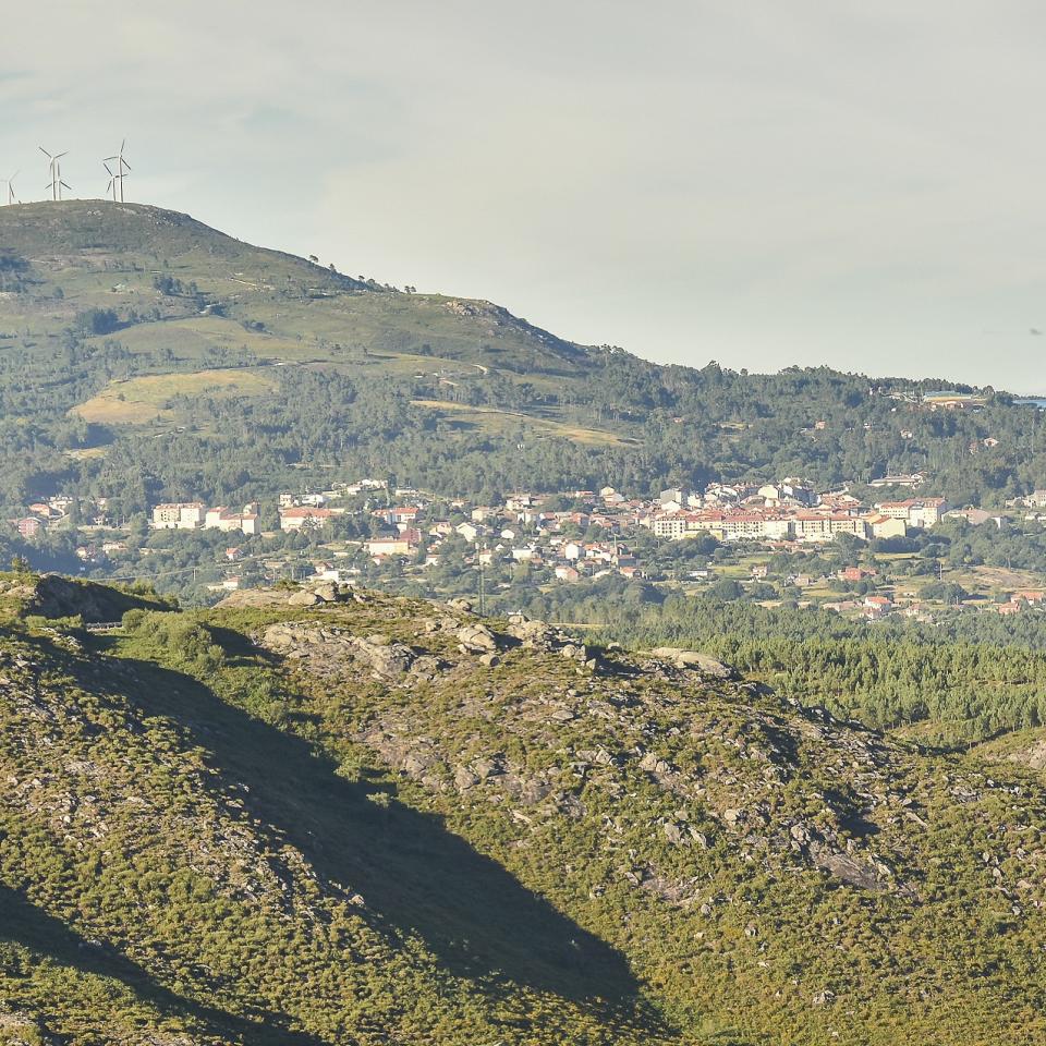 la parroquia de A Cañiza está situada al abrigo del Monte de O Pedroso